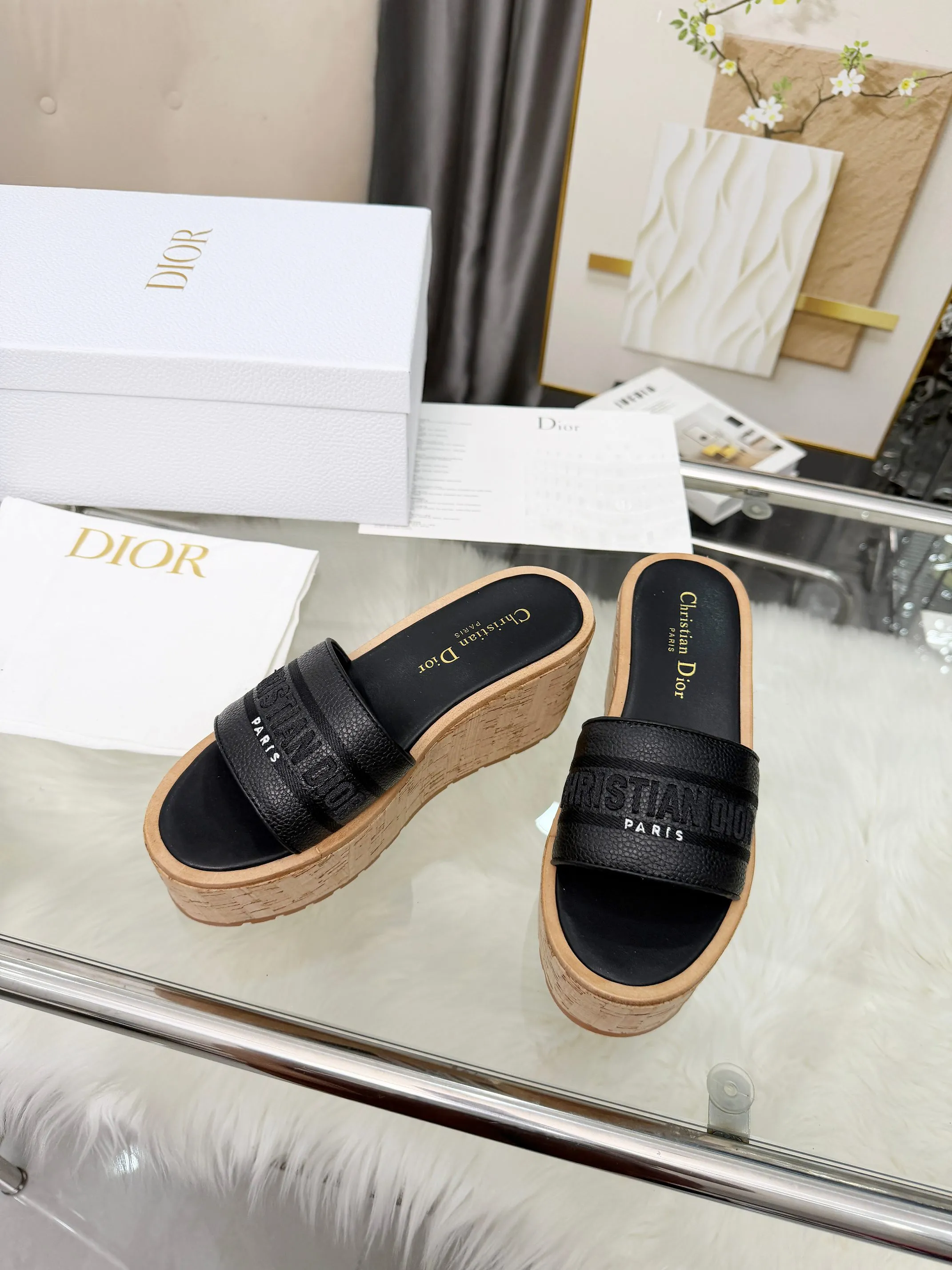 👟👟Ex-factory price 440👟👟 Dior Dior〰️Dway thick-soled wedge sandals✔️This thick-soled sandal is fashionable, casual and highly recognizable. The inspiration is cleverly combined by D's main designer into the perfect shoe shape. Paired with brand buckles, it is even more fashionable! Original version, perfect and exquisite workmanship!  Upper: pebbled leather + electric show code number; 35-39 (40-41 customized)